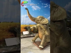 Estátua realista de elefante animatrônico africano borrifando água em cenário de safari