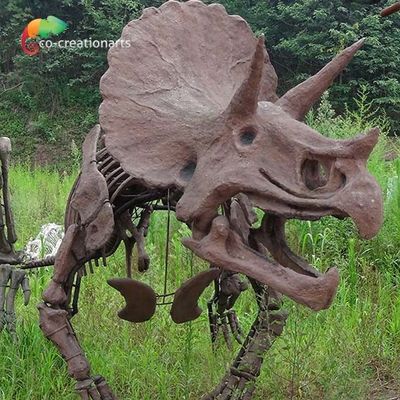 Esqueleto do Triceratops do dinossauro da decoração da estrada