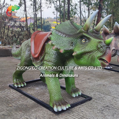 Triceratops Ride-On Interativo de Fibra de Vidro: Escultura de Dinossauro Amigável para Crianças para Parques Temáticos e Exposições
