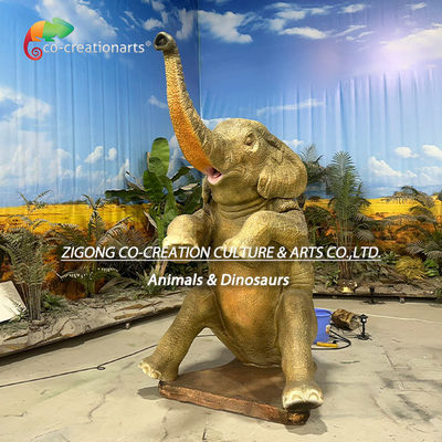 Estátua realista de elefante animatrônico africano borrifando água em cenário de safari