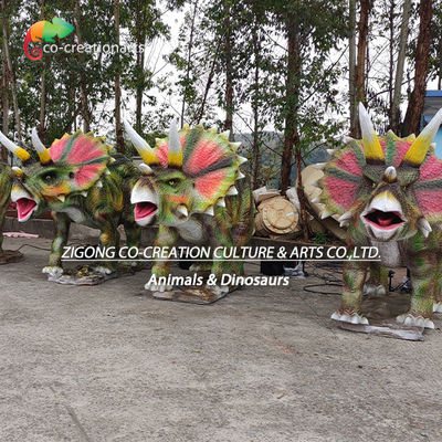 Trio de Triceratops Animatrónico Realista: Frills Vibrante e Movimento Gritante no Ambiente Natural