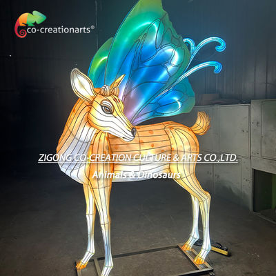 Lanterna do Festival dos Veados Encantados com asas de borboleta azul-verde vibrantes.