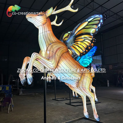 Maestoso veado iluminado com asas de borboleta multicoloridas.