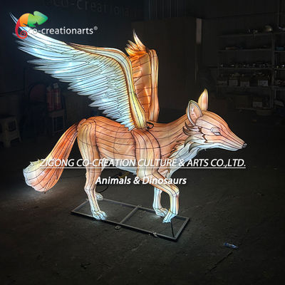 Grande escultura de raposa brilhante Lanterna de penas turquesa e asas brancas