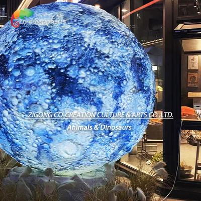 Escultura Lunar Etérea: Estátua da Lua com Textura de Crateras em Gradiente Azul Sonhador​