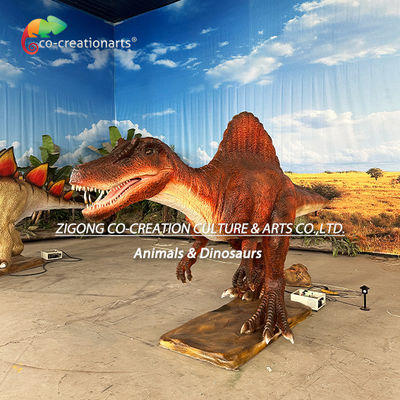 Dinossauro animatrônico Spinosaurus realista: Espetáculo multimovimento com membros articulados, cores vibrantes e ambiente aquático