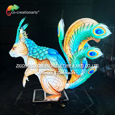 Bom preço. Lanterna de escultura de esquilo gigante iluminada com cauda de penas de pavão deslumbrante on-line
